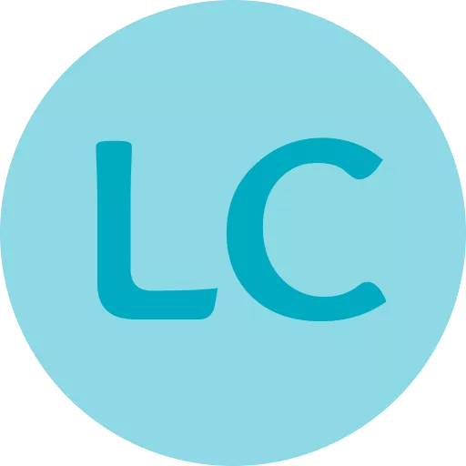 Счастливая девушка выигрывает джекпот в Lotoclub на фоне игровых автоматов